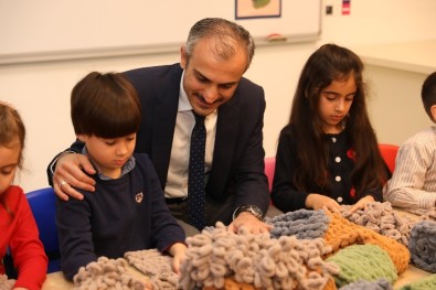 (Özel) Diyarbakır'da Nöbet Tutan Annelere Atkı Gönderdiler