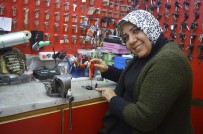 (Özel) Türkiye'nin İlk Ruhsatlı Kadın Çilingiri 30 Yıldır Müşterilerini Şaşırtıyor
