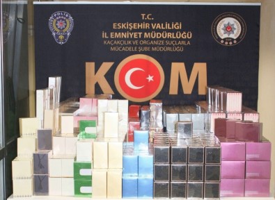 Polisin 'Dur' İhtarına Uymayan Araçtan Bin 159 Adet Kaçak Parfüm Çıktı
