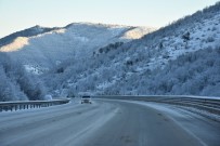 GİZLİ BUZLANMA - Sinop-Boyabat Yolunda Buzlanmaya Dikkat