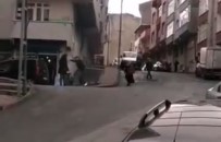 KADINA ŞİDDET - Sokak ortasında kadına sopayla şiddet uyguladı