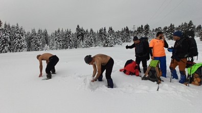 Uludağ'da 1,5 Metre Karda Yürüdüler, Kar Üstünde Güreş Tuttular