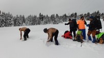 KAR KALINLIĞI - Uludağ'da 1,5 Metre Karda Yürüdüler, Kar Üstünde Güreş Tuttular