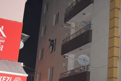 Ailesiyle Tartıştı, Balkona Çıkıp Tehditler Savurunca Polis Alarma Geçti