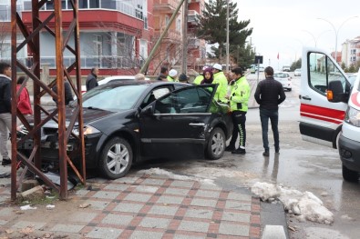 Karaman'da Otomobille Hafif Ticari Araç Çarpıştı Açıklaması 1 Yaralı