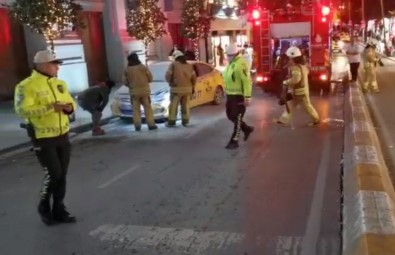 (ÖZEL) Taksim'de Ticari Taksi Yandı, Esnaf Yangın Tüpleriyle Müdahale Etti