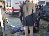 FABRIKA - Servis Bekleyen Yayaya Çarptı