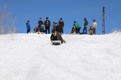 Tatili Fırsat Bilen Çocukların Kızak Keyfi