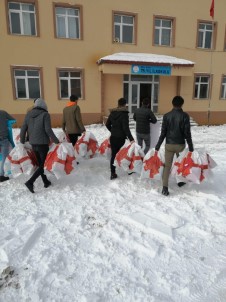 TÜGVA'dan 82 Öğrenciye Mont Ve Bot Yardımı