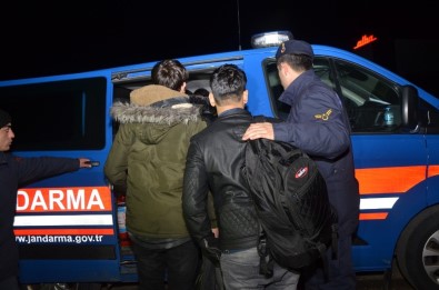 20 Kaçak Göçmeni Minibüste Bırakıp Kaçtı