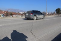 KARAYOLLARI - Çatlayan Yol Korkuttu