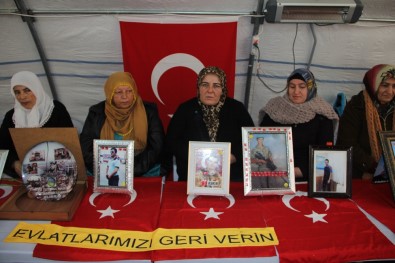 HDP Önündeki Ailelerin Evlat Nöbeti 135'İnci Gününde