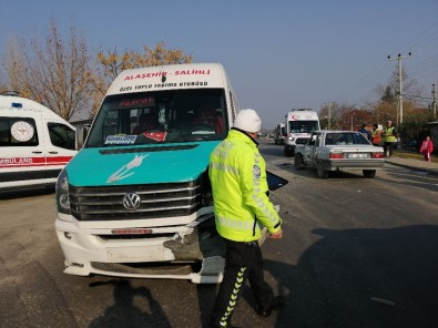 Manisa'da Minibüs İle Otomobil Çarpıştı Açıklaması 4 Yaralı