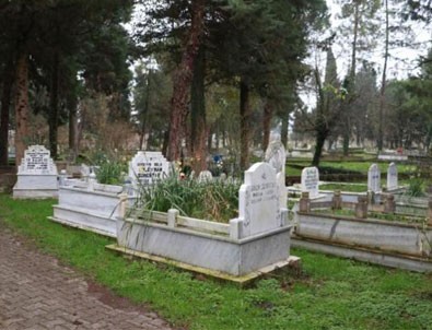 Mezarlıkta yönleri farklı mezarlar şaşırtıyor