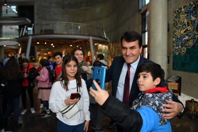 Öğrencilerin Başkan Dündar İle Selfie Yarışı