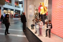 AHMET DENIZ - (Özel) Alışveriş Merkezi Vitrinini Gören Bir Daha Baktı