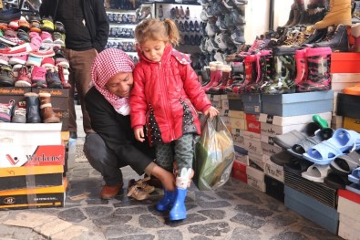 Şanlıurfa'da Lastik Çizmelere İlgi Devam Ediyor