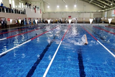 AİÇÜ'de Engelli Yüzme Yarışması Düzenlendi