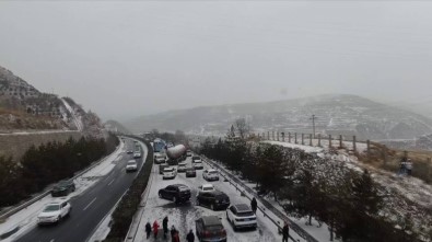 Çin'de Kar Zincirleme Kazaya Neden Oldu