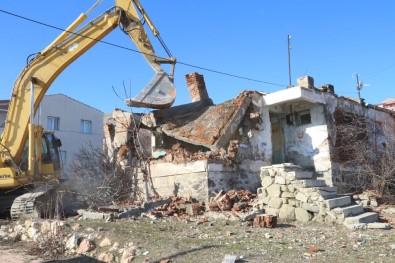 Elazığ'da Metruk Binaların Yıkımı Başladı