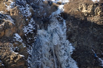Kars'ın Soğuğu Şelaleyi Dondurdu