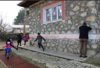 SAKLAMBAÇ - Milli Eğitim Müdürü Kösterelioğlu, Köy Okulu Öğrencileriyle Saklambaç Oynadı