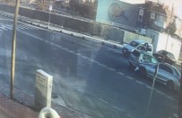 İSMAIL KAYA - Seyir Halindeki Araca Çarpıp Devrilen Otomobil Kamerada