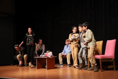 Turgutlu'da Çocuk Tiyatro Ekibine Büyük Alkış