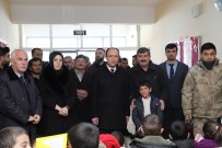 JANDARMA KOMUTANI - Başkale'de Kar Yağışı Altında Karne Sevinci