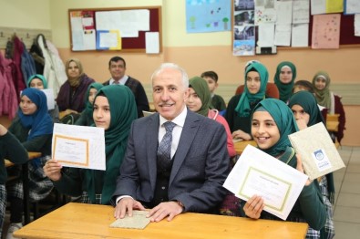 Başkan Gültak, Çocukların Karne Heyecanını Paylaştı