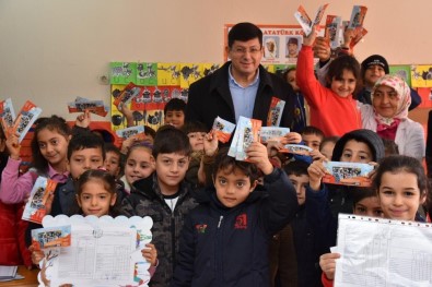 Başkan Özcan'dan Çocuklara Karne Hediyesi