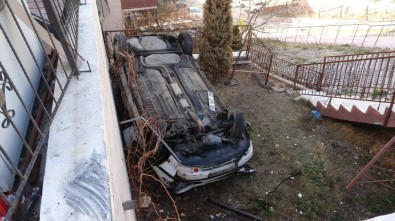 Başkent'te Otomobil Apartmanın Bahçesine Uçtu Açıklaması 2 Yaralı