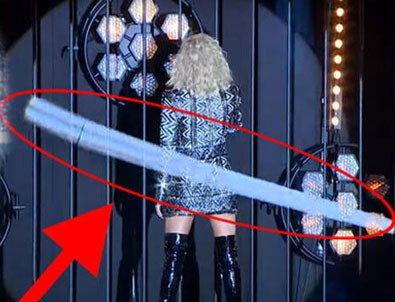 Çağla Şıkel ucuz kurtuldu! Podyumda görünmez kaza...