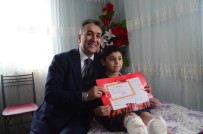 EVDE EĞİTİM - Evde Eğitim Gören Arda'nın Karnesini Evine Giden Vali Çağatay Verdi