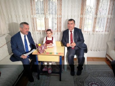 Fethiye'de Evde Eğitim Alan Öğrencinin Karne Sevinci