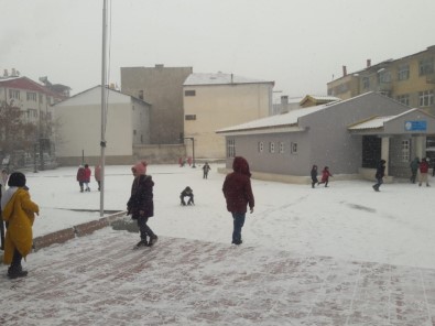 Kar Yağışı Gürün'ü Beyaza Bürüdü