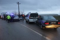 ARSLANBEY - Kocaeli'de Mazot Dökülen Yolda 2 Araç Kafa Kafaya Çarpıştı Açıklaması 3 Yaralı