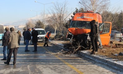 Makas Atmak İsteyen Otomobilin Çarptığı Minibüs Kaza Yaptı Açıklaması 11 Yaralı