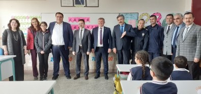 Millitvekili Kaya Kızının Okulu'nda Karne Dağıttı