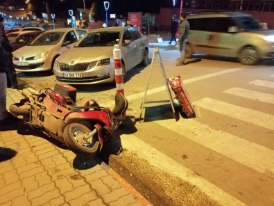 Motosiklet İle Otomobil Çarpıştı Açıklaması 1 Yaralı