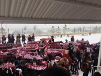 ÇAYBOYU - Muhtar Öğrencilere Karna Hediyesi Olarak Sivasspor Atkısı Hediye Etti