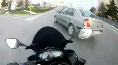 (Özel) Büyükçekmece'de Motosikletli Aniden Yola Çıkan Otomobile Çarptı