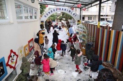 Tatile Adana'nın Göbeğinde Karla Oynayarak Girdiler