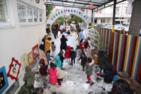KAR SÜRPRİZİ - Tatile Adana'nın Göbeğinde Karla Oynayarak Girdiler