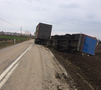 Tır Devrildi, 2 Bin 200 Tavuk Telef Oldu