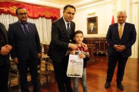 KADIR ÇAKıR - Vali Çakır 'Bayrak Sevdalısı' Öğrenciyi Makamında Ağırladı