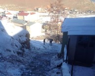 KAR YAĞıŞı - Bayburt'ta Belediye Ekipleri Buz Temizliği Yaptı