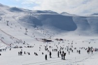 İLKOKUL ÖĞRENCİSİ - Bingöl'de Kayak Merkezi, Tatille Birlikte Doldu