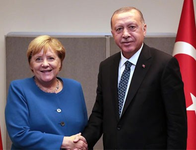 Erdoğan, Merkel ile Libya'yı görüştü