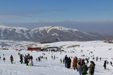 Elazığ'da Kayak Merkezi Tatilcilerle Doldu